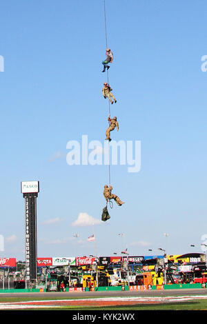 Gouverneur Matt Bevin, Generalmajor Stephen Hogan und Mitglieder der 123 Spezielle Taktiken Squadron liefern die grüne Flagge für die Quaker State 400 NASCAR Rennen über einen UH-60 Blackhawk an der Kentucky Speedway in Sparta, Ky., 8. Juli 2017. (U.S. Army National Guard Foto: Staff Sgt. Scott Raymond) Stockfoto