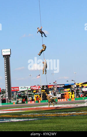 Gouverneur Matt Bevin, Generalmajor Stephen Hogan und Mitglieder der 123 Spezielle Taktiken Squadron liefern die grüne Flagge für die Quaker State 400 NASCAR Rennen über einen UH-60 Blackhawk an der Kentucky Speedway in Sparta, Ky., 8. Juli 2017. (U.S. Army National Guard Foto: Staff Sgt. Scott Raymond) Stockfoto