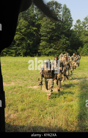 Soldaten, die in den ersten Bataillon, 149 Infanterie und 1123Rd Ingenieur Unternehmen eine kombinierte Waffen Air Assault Übung im Camp Atterbury, Ind., 18. Juli 2017 durchzuführen. (U.S. Army National Guard Foto: Staff Sgt. Scott Raymond) Stockfoto