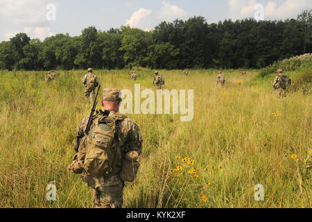 Soldaten, die in den ersten Bataillon, 149 Infanterie und 1123Rd Ingenieur Unternehmen eine kombinierte Waffen Air Assault Übung im Camp Atterbury, Ind., 18. Juli 2017 durchzuführen. (U.S. Army National Guard Foto: Staff Sgt. Scott Raymond) Stockfoto