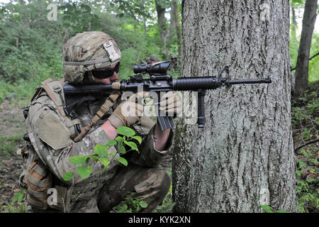 Soldaten, die in den ersten Bataillon, 149 Infanterie und 1123Rd Ingenieur Unternehmen eine kombinierte Waffen Air Assault Übung im Camp Atterbury, Ind., 18. Juli 2017 durchzuführen. (U.S. Army National Guard Foto: Staff Sgt. Scott Raymond) Stockfoto