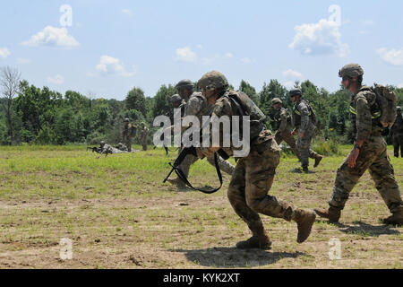 Soldaten, die in den ersten Bataillon, 149 Infanterie und 1123Rd Ingenieur Unternehmen eine kombinierte Waffen Air Assault Übung im Camp Atterbury, Ind., 18. Juli 2017 durchzuführen. (U.S. Army National Guard Foto: Staff Sgt. Scott Raymond) Stockfoto