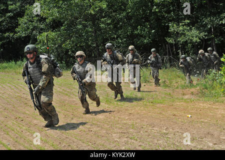 Soldaten, die in den ersten Bataillon, 149 Infanterie und 1123Rd Ingenieur Unternehmen eine kombinierte Waffen Air Assault Übung im Camp Atterbury, Ind., 18. Juli 2017 durchzuführen. (U.S. Army National Guard Foto: Staff Sgt. Scott Raymond) Stockfoto