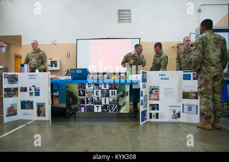 Mitglieder der Kentucky National Guard und Mitarbeiter der Boone National Guard Zentrum feierte Unterschiede auf einem Vielfalt in Frankfort, Ky., Aug 17., 2017. (U.S. Army National Guard Foto von Sgt. Cody Cooper) Stockfoto