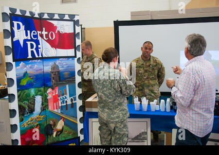 Mitglieder der Kentucky National Guard und Mitarbeiter der Boone National Guard Zentrum feierte Unterschiede auf einem Vielfalt in Frankfort, Ky., Aug 17., 2017. (U.S. Army National Guard Foto von Sgt. Cody Cooper) Stockfoto