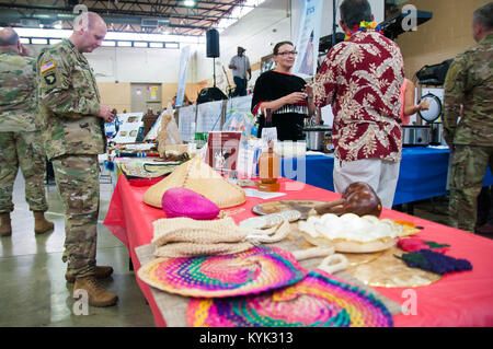 Mitglieder der Kentucky National Guard und Mitarbeiter der Boone National Guard Zentrum feierte Unterschiede auf einem Vielfalt in Frankfort, Ky., Aug 17., 2017. (U.S. Army National Guard Foto von Sgt. Cody Cooper) Stockfoto