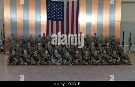 Die erste Gruppe der Soldaten aus dem 207 Ingenieur Unternehmen ein Gruppenfoto in Fort Bliss, Texas, vor ihrem Flug nach Übersee Feb 2, 2017. (U.S. Army National Guard Foto von 1 Leutnant Tyler Cope) Stockfoto