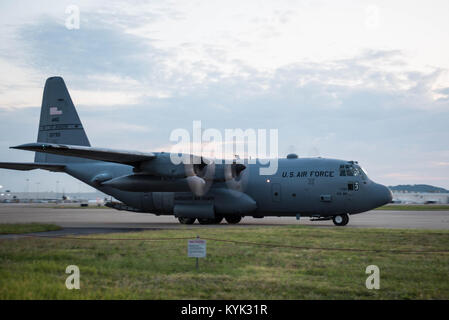 Eine C-130 Hercules Flugzeuge von der Missouri Air National Guard kommt an der Kentucky Air National Guard Base in Louisville, Ky., 12.08.27, 2017, 18 Kentucky Air Gardisten nach Texas, wo Sie mit Rescue & Recovery Bemühungen in der von Hurrikan Harvey unterstützen wird. Die Flieger, die alle von der 123 Spezielle Taktiken Squadron, sind Spezialisten im SWIFT-Wasser eine beschränkt - Platz retten. (U.S. Air National Guard Foto: Staff Sgt. Joshua Horton) Stockfoto