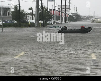 Kentucky Air Nationalgarde verhalten Wasser Rettungseinsätze in Friendswood, Texas, 12.08.29, 2017, im Gefolge des Hurrikans Harvey. Die Flieger, zu der 123 Spezielle Taktiken Geschwader zugewiesen sind, patrouillieren die Gegend in Motorboote, suchen Menschen, die in ihren Häusern oder auf Dächern, wegen der massiven Überschwemmungen gefangen sind. Sobald die Bewohner sicher in die Boote, die Flieger notwendige medizinische Versorgung bieten und sie zum nächsten Tierheim Transport. (U.S. Air National Guard Foto) Stockfoto