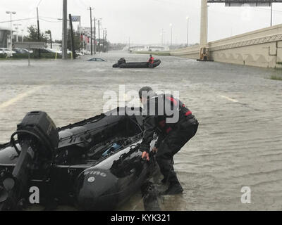 Kentucky Air Nationalgarde verhalten Wasser Rettungseinsätze in Friendswood, Texas, 12.08.29, 2017, im Gefolge des Hurrikans Harvey. Die Flieger, zu der 123 Spezielle Taktiken Geschwader zugewiesen sind, patrouillieren die Gegend in Motorboote, suchen Menschen, die in ihren Häusern oder auf Dächern, wegen der massiven Überschwemmungen gefangen sind. Sobald die Bewohner sicher in die Boote, die Flieger notwendige medizinische Versorgung bieten und sie zum nächsten Tierheim Transport. (U.S. Air National Guard Foto) Stockfoto