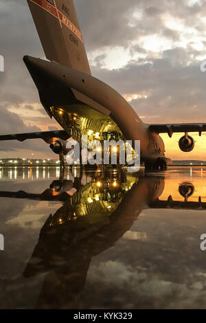 Ein lademeister aus 164 Luftbrücke Flügel der Tennessee Air National Guard leitet eine geländegängige Gabelstapler auf einen C-17 Flugzeuge am Kentucky Air National Guard Base in Louisville, Ky., 12.08.29, 2017, Rettungsaktionen in Texas nach Hurrikan Harvey unterstützen. Mehr als 30 Kentucky, Wachposten und 90 Tonnen Ausrüstung werden von Louisville nach Houston geflogen, eine aeromedical Evacuation und Air Cargo Hub zu stehen. (U.S. Air National Guard Foto von Oberstleutnant Dale Greer) Stockfoto