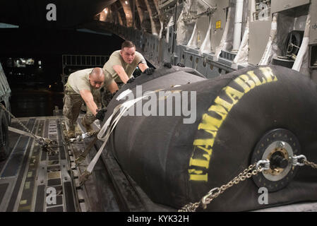 Staff Sgt. Jamie Rosado (links) und Tech Sgt. Micheal Lovensheimer, Antenne Transport Spezialisten von 123. Die Kentucky der Air National Guard Logistik Bereitschaft Squadron, schieben Sie ein Kraftstoff, der Blase auf ein Tennessee Air Guard C-17 am Kentucky Air National Guard Base in Louisville, Ky., 12.08.29, 2017 in Vorbereitung für Hurrikan Harvey Rettungsaktionen in Texas. Mehr als 40 Piloten aus dem Kentucky und Mississippi Air National Guard bereitstellen zu George Bush Intercontinental Airport in Houston, wo Sie schnell Airfield, aeromedical Evacuation und Frachtbetrieb etablieren. (U.S. Luft Stockfoto