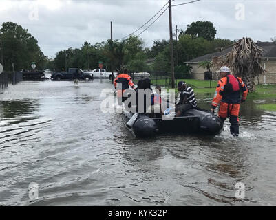 Kentucky Air Nationalgarde verhalten Wasser Rettungseinsätze in Port Arthur, Texas, 12.08.30, 2017, im Gefolge des Hurrikans Harvey. Die Flieger, zu der 123 Spezielle Taktiken Geschwader zugewiesen sind, patrouillieren die Gegend in Motorboote, suchen Menschen, die in ihren Häusern oder auf Dächern, wegen der massiven Überschwemmungen gefangen sind. Sobald die Bewohner sicher in die Boote, die Flieger notwendige medizinische Versorgung bieten und sie zum nächsten Tierheim Transport. (U.S. Air National Guard Foto) Stockfoto