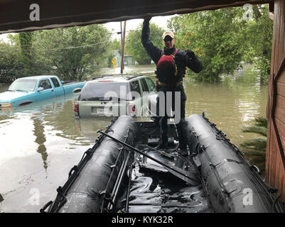 Kentucky Air Nationalgarde verhalten Wasser Rettungseinsätze in Port Arthur, Texas, 12.08.30, 2017, im Gefolge des Hurrikans Harvey. Die Flieger, zu der 123 Spezielle Taktiken Geschwader zugewiesen sind, patrouillieren die Gegend in Motorboote, suchen Menschen, die in ihren Häusern oder auf Dächern, wegen der massiven Überschwemmungen gefangen sind. Sobald die Bewohner sicher in die Boote, die Flieger notwendige medizinische Versorgung bieten und sie zum nächsten Tierheim Transport. (U.S. Air National Guard Foto) Stockfoto