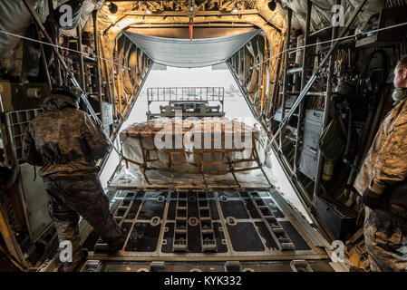 Antenne Torhüter aus der 123 Airlift Wing Last eine Palette mit Gepäcknetzen auf der C-130 Hercules Flugzeuge am Kentucky Air National Guard Base in Louisville, Ky., Sept. 1, 2017. Das Flugzeug ist einer der Beiden, die 14 Kentucky Air Gardisten nach Texas, wo sie die humanitäre Hilfe und die Luftbrücke Evakuierung Missionen in die Folgen des Hurrikans Harvey fliegen werden. (U.S. Air National Guard Foto von Oberstleutnant Dale Greer) Stockfoto