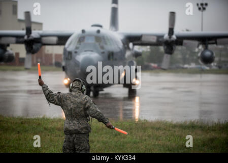 Zwei C-130 Hercules Flugzeugen und 14 Flieger von der 123 Airlift Wing Bereitstellen von der Kentucky Air National Guard Base in Louisville, Ky., Sept. 1, 2017, für Texas, wo sie die humanitäre Hilfe und die Luftbrücke Evakuierung Missionen in die Folgen des Hurrikans Harvey fliegen werden. Die Flieger werden erwartet, vertriebenen Bewohner von Beaumont, Texas, nach Dallas, wo sie mit sicheren Schutz bereitgestellt wird Luftbrücke. (U.S. Air National Guard Foto von Oberstleutnant Dale Greer) Stockfoto