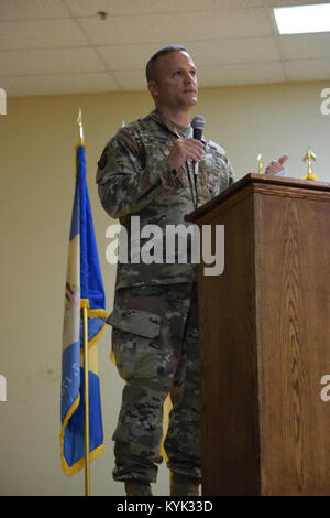 Colonel Joe Gardner, 149 militärische Engagement Team Commander, gibt Erläuterungen während der Übertragung des Teams der Autorität Zeremonie Sept. 6, 2017, in Camp Arifjan, Kuwait. Die Zeremonie bedeutete den Abschluss der Mission für 149 MET der Kentucky's National Guard und die Übernahme der Mission für die 648Th MET der Georgia National Guard. Stockfoto