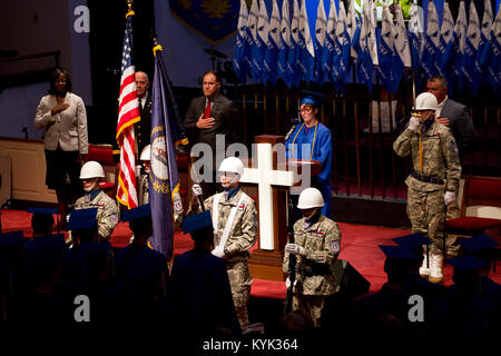 Der Bluegrass Herausforderung Akademie Absolventen 96 Kadetten der Klasse 36, darunter 12 mit ihren High School Abschluss während einer Zeremonie in Radcliff, Ky., Sept. 23, 2017. (U.S. Army National Guard Foto: Staff Sgt. Scott Raymond) Stockfoto