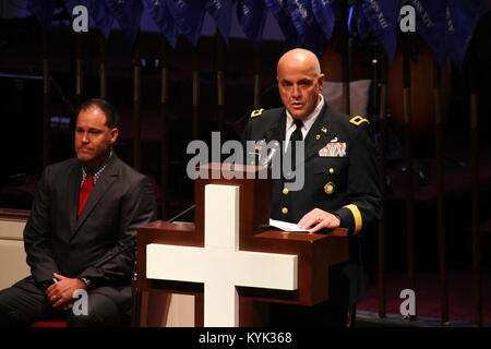 Der Bluegrass Herausforderung Akademie Absolventen 96 Kadetten der Klasse 36, darunter 12 mit ihren High School Abschluss während einer Zeremonie in Radcliff, Ky., Sept. 23, 2017. (U.S. Army National Guard Foto: Staff Sgt. Scott Raymond) Stockfoto