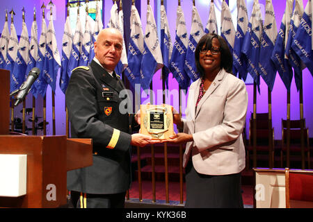 Der Bluegrass Herausforderung Akademie Absolventen 96 Kadetten der Klasse 36, darunter 12 mit ihren High School Abschluss während einer Zeremonie in Radcliff, Ky., Sept. 23, 2017. (U.S. Army National Guard Foto: Staff Sgt. Scott Raymond) Stockfoto