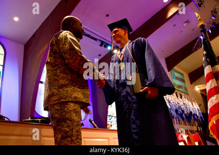 Der Bluegrass Herausforderung Akademie Absolventen 96 Kadetten der Klasse 36, darunter 12 mit ihren High School Abschluss während einer Zeremonie in Radcliff, Ky., Sept. 23, 2017. (U.S. Army National Guard Foto: Staff Sgt. Scott Raymond) Stockfoto