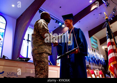 Der Bluegrass Herausforderung Akademie Absolventen 96 Kadetten der Klasse 36, darunter 12 mit ihren High School Abschluss während einer Zeremonie in Radcliff, Ky., Sept. 23, 2017. (U.S. Army National Guard Foto: Staff Sgt. Scott Raymond) Stockfoto