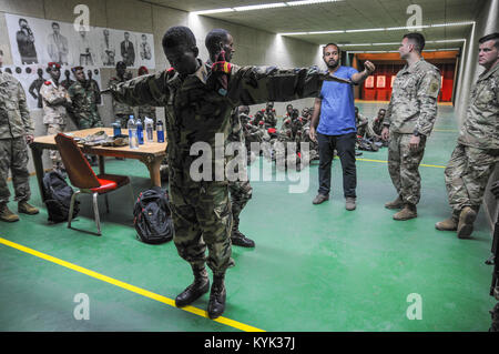 Cpt. Michael Moynahan, Csm. Benzie Timberlake und SFC. David Olszewski aus dem 1 149 Infanterie Bataillon, Zug und die Beziehungen zu den Mitgliedern der Djiboutian Republikanische Garde in Dschibuti bauen die Partnerschaft Programm zwischen den Kentucky National Guard und der Nation von Dschibuti Sept. 24-25, 2017 zu unterstützen. (U.S. Army National Guard Foto von SPC. Sarah Gossett) Stockfoto