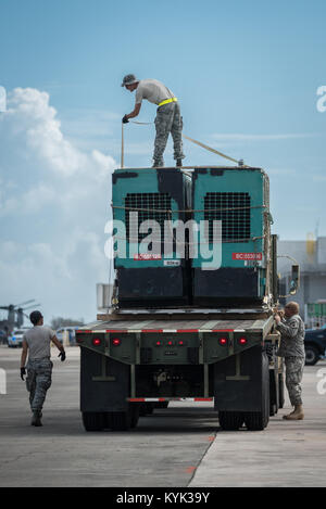 Eine Antenne Porter von der Nevada Air National Guard Bänder einen elektrischen Generator auf der Ladefläche eines Lkw Okt. 7, 2017, Luis Muñoz Marín International Airport in San Juan, Puerto Rico. Der Generator wird mit Hilfsaktionen auf der Insel nach dem Hurrikan Maria zu unterstützen. (U.S. Air National Guard Foto von Oberstleutnant Dale Greer) Stockfoto