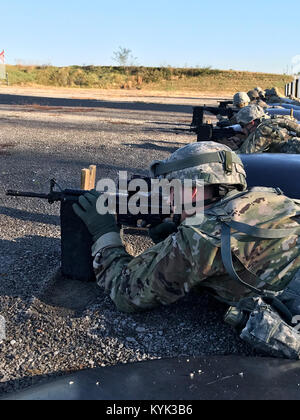 Soldaten aus Kentucky National Guard null und M4-Gewehre Qualifizieren während der besten Krieger Wettbewerb 2018 Wendell H. Ford regionalen Ausbildungszentrums in Greenville, Ky 26. Oktober, 2017. Die 3-tägige Wettbewerb bestimmt, wer nächsten Kentucky's National Guard wird Soldat des Jahres. (U.S. Army National Guard Foto vom Kapitän Josh Daugherty/Freigegeben) Stockfoto