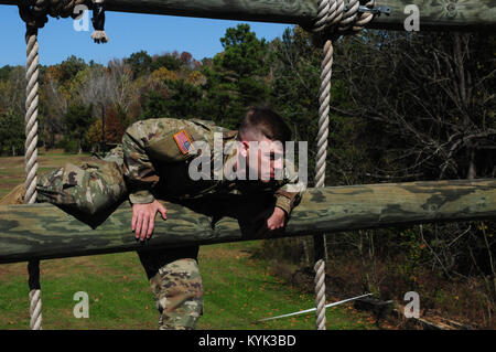 Sgt. Derrick Jones, 1103Rd militärischen Polizeiaufgebot, Kentucky National Guard, vervollständigt ein Hindernis beim Hindernislauf Teil der besten Krieger Wettbewerb 2018 Wendell H. Ford regionalen Ausbildungszentrums in Greenville, Ky 26. Oktober, 2017. Die 3-tägige Wettbewerb bestimmt, wer nächsten Kentucky's National Guard wird Soldat des Jahres. (U.S. Army National Guard Foto vom Kapitän Josh Daugherty/Freigegeben) Stockfoto