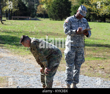 Sgt. 1. Klasse Anthony Hughes vervollständigt den Hindernislauf Teil der besten Krieger Wettbewerb 2018 Wendell H. Ford regionalen Ausbildungszentrums in Greenville, Ky 26. Oktober, 2017. Die 3-Tages ##kentuckyguard bestwarrior wird der Soldat des Jahres bestimmen. (U.S. Army National Guard Foto von Sgt. Taylor Tribble/Freigegeben) # kyng # Hooah #Soldat Stockfoto