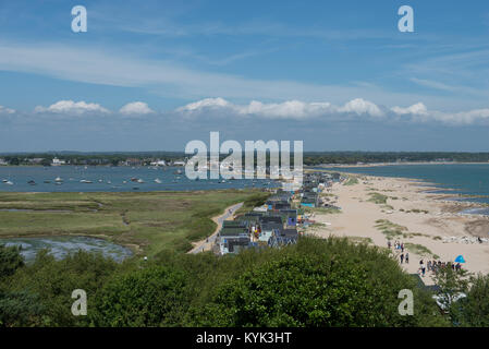 Anzeigen von Warren Hill auf Hengistbury Head mit Blick auf Mudeford Spit und Christchurch Harbour in Dorset. Stockfoto