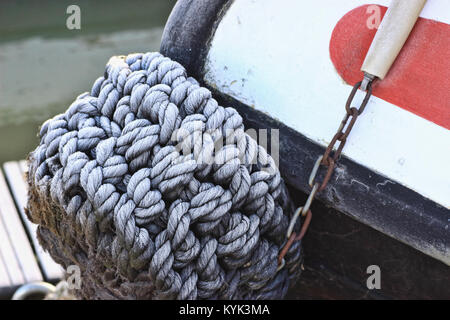 Seilen Kotflügel weiß von Raureif auf den Bug eines 15-04 Stockfoto