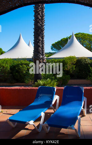 Zwei Sonnenliegen vor Zelten im Park des Hotel La Firma Blackwall in Saint Tropez, Frankreich Stockfoto