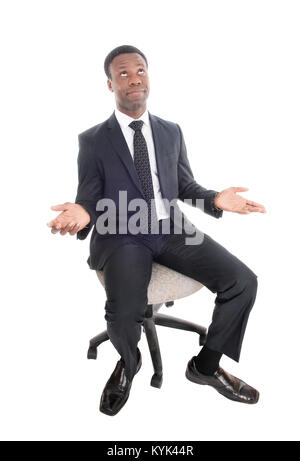 Ein hübscher junger Geschäftsmann sitzen auf einem Bürostuhl mit seinen Händen, ist frustriert, Suchen, bei weißem Hintergrund Stockfoto