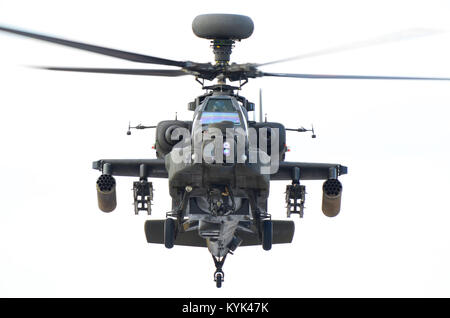 Britische Armee Westland AH-64D Apache-Kanonenschiff fliegt. Blick auf den Kopf Stockfoto