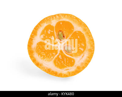 Kumquat Abschnitt. Kleine Zitrusfrüchte Nahaufnahme isoliert auf weißem Stockfoto
