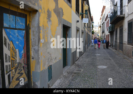 Lackierte Türen in der Rua de Santa Maria, eine Kunst im öffentlichen Raum ein altes neu zu beleben, vernachlässigten Straße in der Altstadt von Funchal, Madeira, Portugal Stockfoto