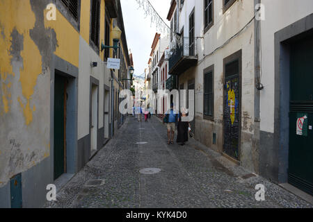 Lackierte Türen in der Rua de Santa Maria, eine Kunst im öffentlichen Raum ein altes neu zu beleben, vernachlässigten Straße in der Altstadt von Funchal, Madeira, Portugal Stockfoto