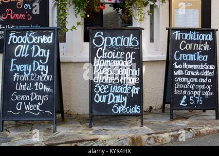 Essen und Menü Zeichen außerhalb des Harbour Inn Pub in Padstow, Cornwall, Großbritannien Stockfoto