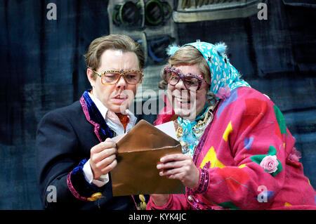 Reece Shearsmith wie Edward Tattsyrup und Steve Pemberton als Tubbs Tattsyrup in der Inszenierung der Liga der Herren sind hinter Ihnen - Fotoshooting bei der Generalprobe in Twickenham, London, Großbritannien - 11 May 2005. Foto: George Kinn/IconicPix Stockfoto