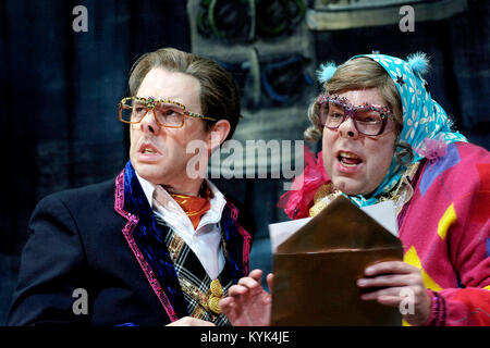 Reece Shearsmith wie Edward Tattsyrup und Steve Pemberton als Tubbs Tattsyrup in der Inszenierung der Liga der Herren sind hinter Ihnen - Fotoshooting bei der Generalprobe in Twickenham, London, Großbritannien - 11 May 2005. Foto: George Kinn/IconicPix Stockfoto