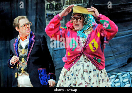 Reece Shearsmith wie Edward Tattsyrup und Steve Pemberton als Tubbs Tattsyrup in der Inszenierung der Liga der Herren sind hinter Ihnen - Fotoshooting bei der Generalprobe in Twickenham, London, Großbritannien - 11 May 2005. Foto: George Kinn/IconicPix Stockfoto