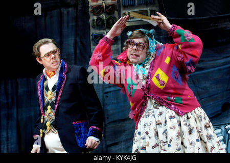 Reece Shearsmith wie Edward Tattsyrup und Steve Pemberton als Tubbs Tattsyrup in der Inszenierung der Liga der Herren sind hinter Ihnen - Fotoshooting bei der Generalprobe in Twickenham, London, Großbritannien - 11 May 2005. Foto: George Kinn/IconicPix Stockfoto