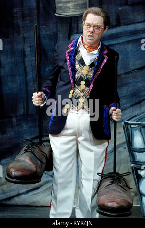 Reece Shearsmith wie Edward Tattsyrup in der Inszenierung der Liga der Herren sind hinter Ihnen - Fotoshooting bei der Generalprobe in Twickenham, London, Großbritannien - 11 May 2005. Foto: George Kinn/IconicPix Stockfoto