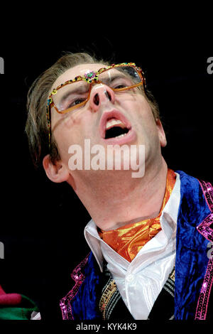 Reece Shearsmith wie Edward Tattsyrup in der Inszenierung der Liga der Herren sind hinter Ihnen - Fotoshooting bei der Generalprobe in Twickenham, London, Großbritannien - 11 May 2005. Foto: George Kinn/IconicPix Stockfoto