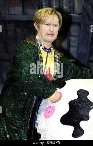 Mark Gatiss auf Matthäus Chinnery der Tierarzt Reece in der Inszenierung der Liga der Herren sind hinter Ihnen - Fotoshooting bei der Generalprobe in Twickenham, London, Großbritannien - 11 May 2005. Foto: George Kinn/IconicPix Stockfoto