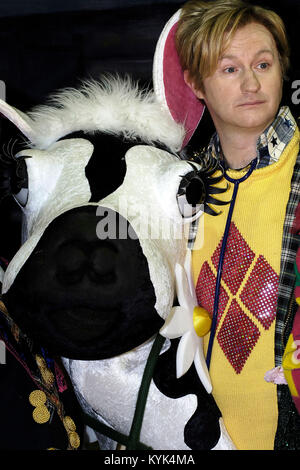 Mark Gatiss auf Matthäus Chinnery der Tierarzt Reece in der Inszenierung der Liga der Herren sind hinter Ihnen - Fotoshooting bei der Generalprobe in Twickenham, London, Großbritannien - 11 May 2005. Foto: George Kinn/IconicPix Stockfoto