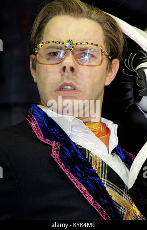 Reece Shearsmith wie Edward Tattsyrup in der Inszenierung der Liga der Herren sind hinter Ihnen - Fotoshooting bei der Generalprobe in Twickenham, London, Großbritannien - 11 May 2005. Foto: George Kinn/IconicPix Stockfoto