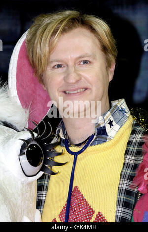 Mark Gatiss auf Matthäus Chinnery der Tierarzt Reece in der Inszenierung der Liga der Herren sind hinter Ihnen - Fotoshooting bei der Generalprobe in Twickenham, London, Großbritannien - 11 May 2005. Foto: George Kinn/IconicPix Stockfoto